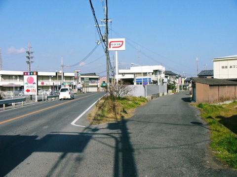 県道と合流する線路跡